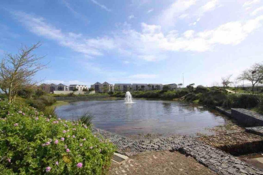 Beautiful With Pool And Pizza Oven Holiday home Cape Town