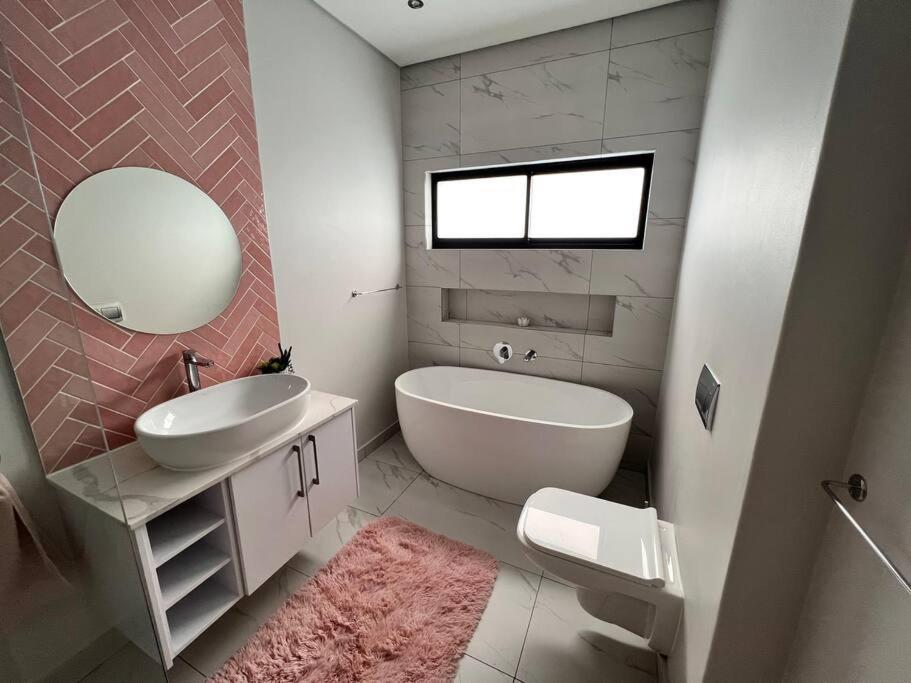 Beautiful With Pool And Pizza Oven Holiday home