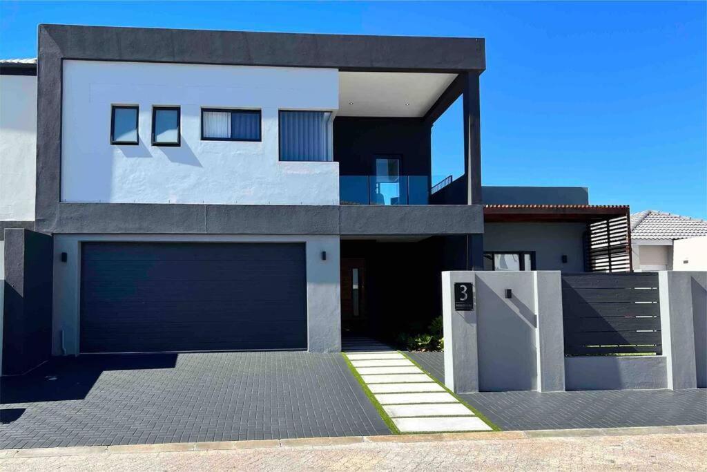 Beautiful With Pool And Pizza Oven Holiday home Cape Town